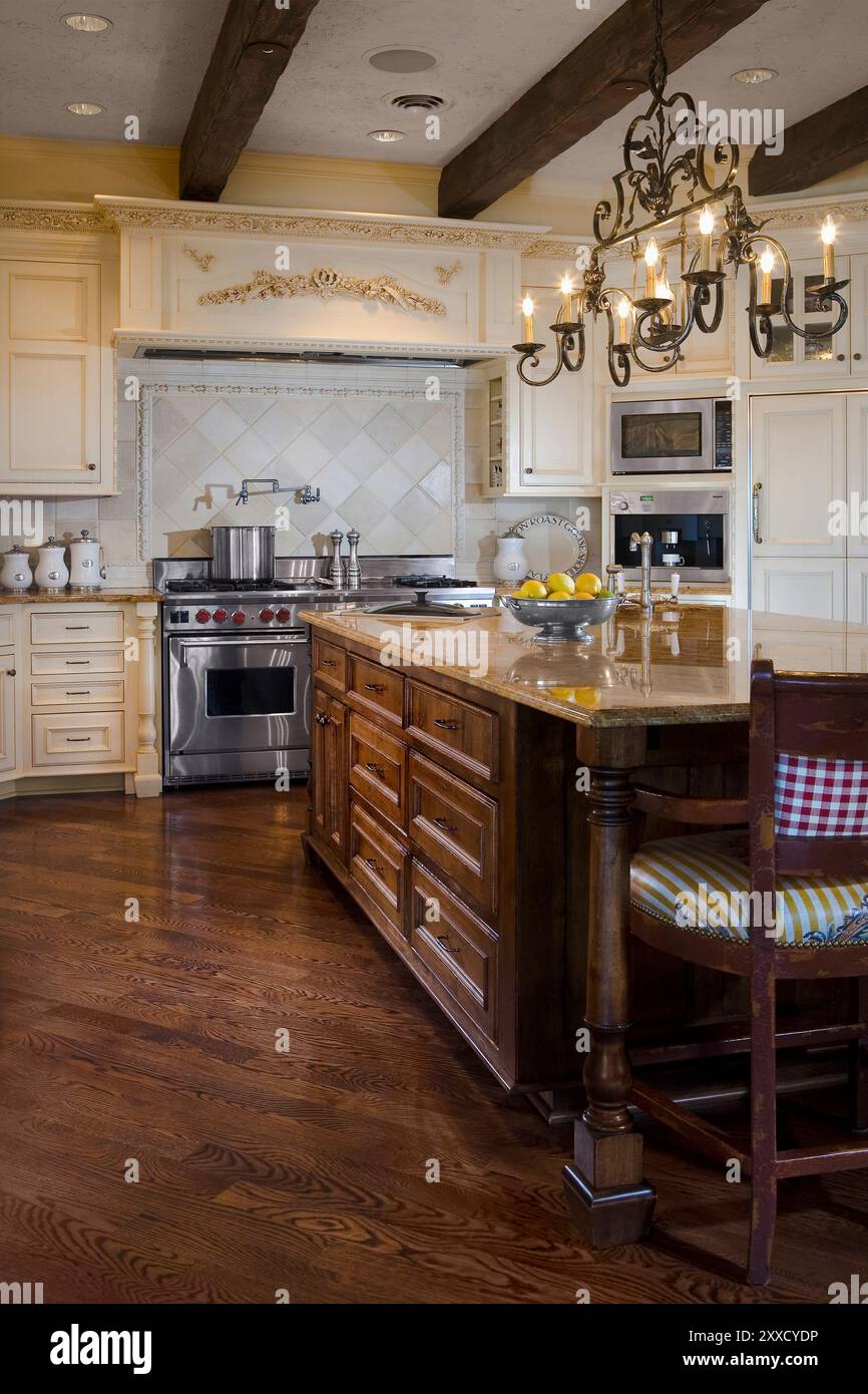 Warm toned wood cabinets hi-res stock photography and images - Alamy