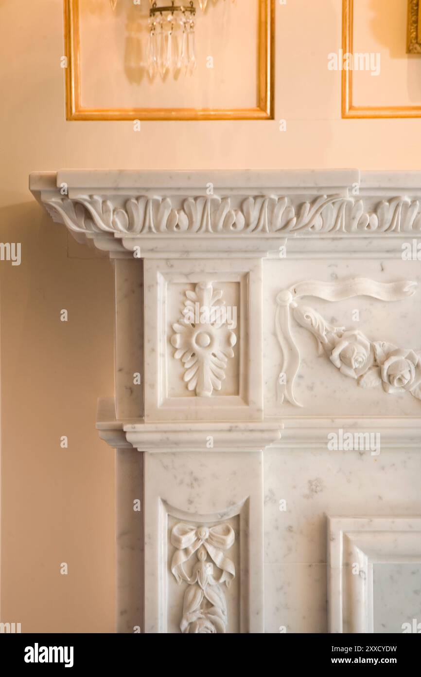 Ornate carved mantel hi-res stock photography and images - Alamy