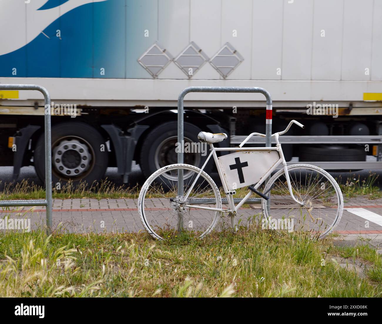 Bicycle accident resulting in death, symbolic image Stock Photo - Alamy