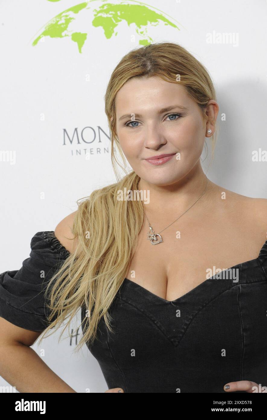 Abigail Breslin At The Environmental Media Association EMA Awards Abigail Breslin At The Environmental Media Association EMA Awards