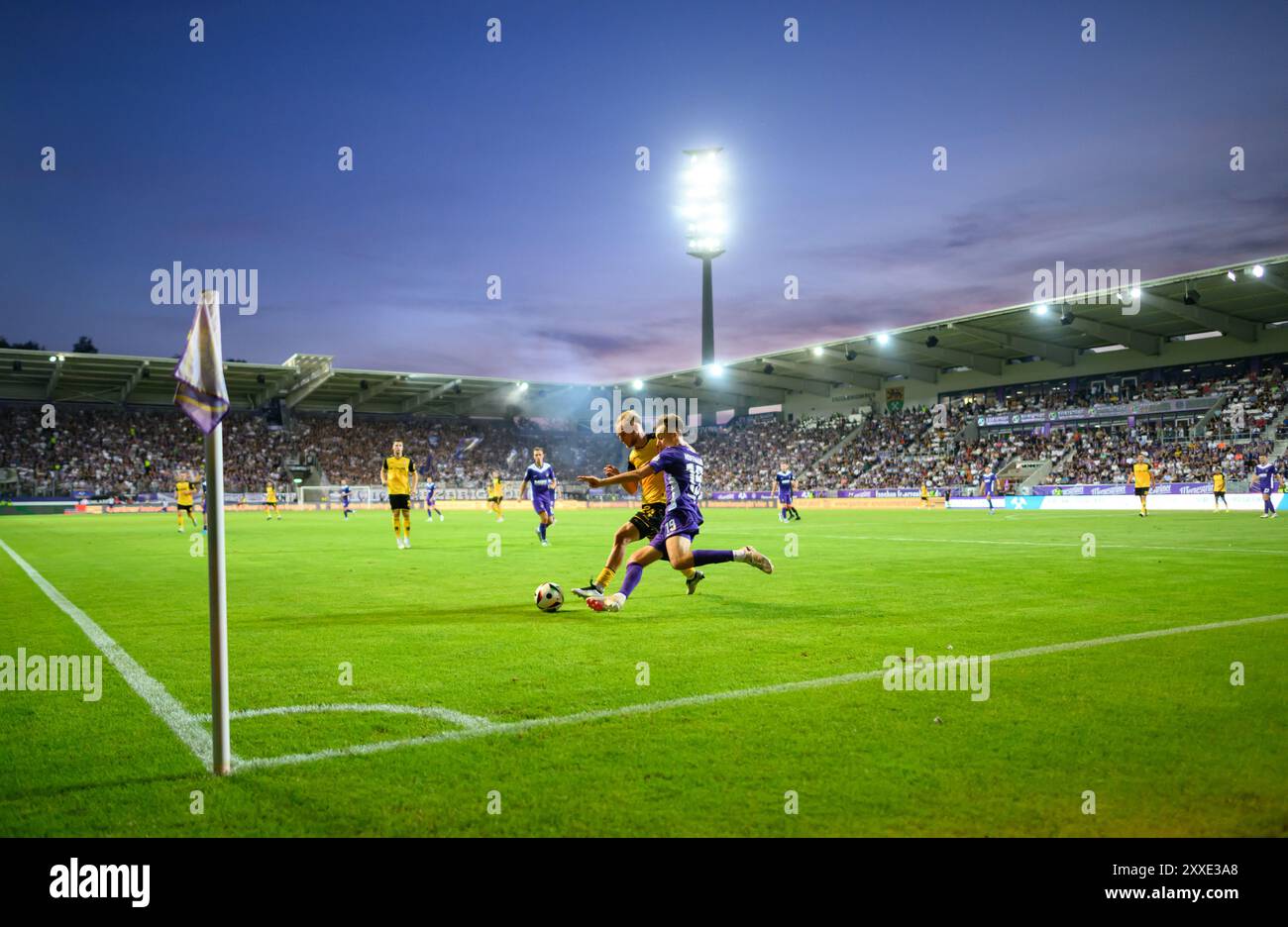 Aue, Germany. 23rd Aug, 2024. Soccer: 3rd division, FC Erzgebirge Aue - SG Dynamo Dresden, Matchday 3, Erzgebirge Stadium, Dynamo's Tony Menzel (l) against Aue's Tim Hoffmann. Credit: Robert Michael/dpa/Alamy Live News Stock Photo