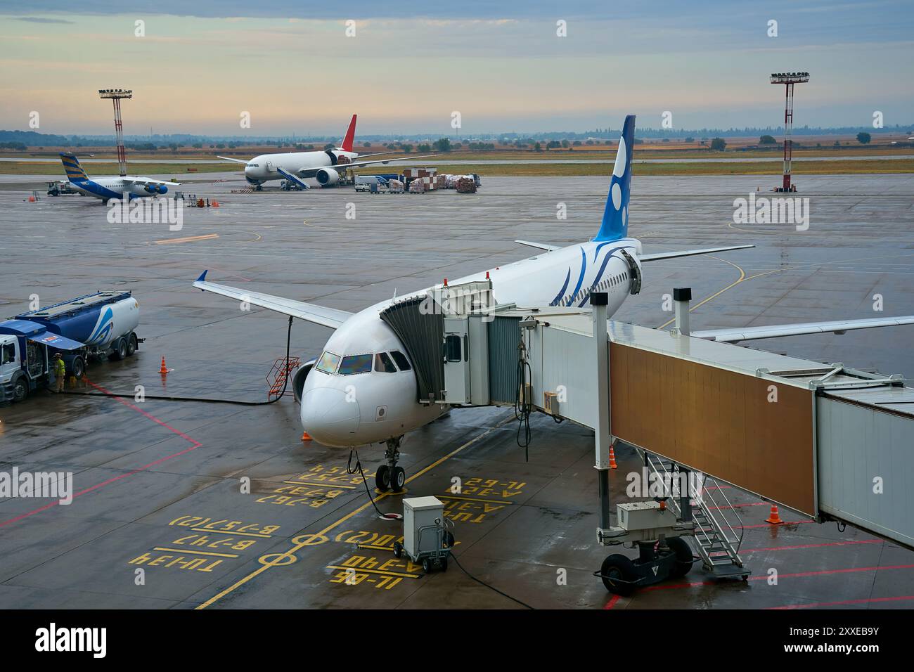 Plane parked at a gate hi-res stock photography and images - Alamy