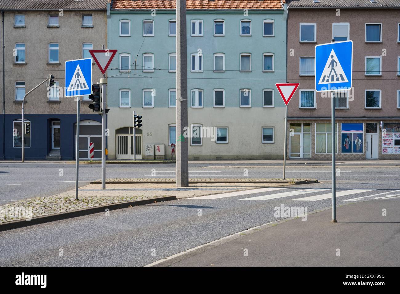 Zebrastreifen an einer mehrsprurigen, städtischen Kreuzung Stock Photo