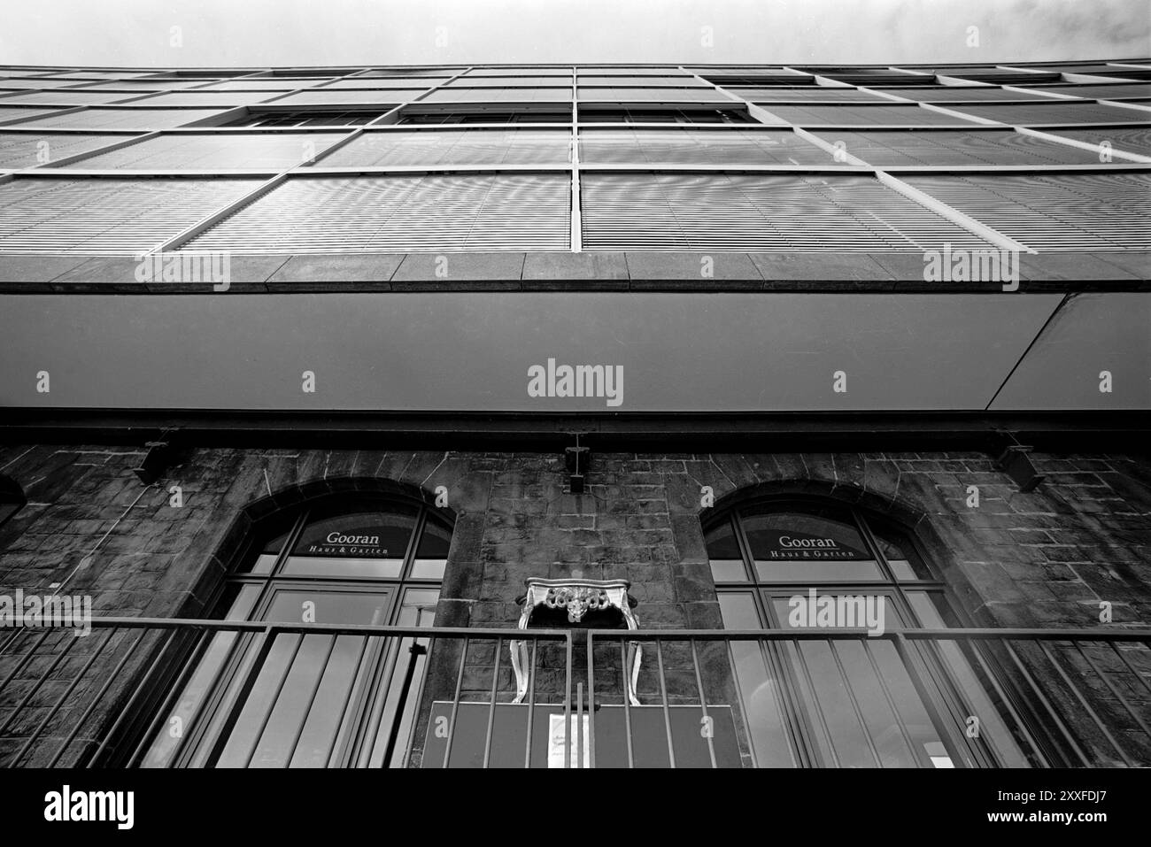 Bilderserie 25.07.2011 Mit der analogen Kamera durch die Straßen von Köln, Analoge Aufnahmen, Selbstentwickelt, Scan vom Negativ Gute Architektur steht einer Stadt gut zu Gesicht Köln Nordrhein-Westfalen Deutschland *** Picture series 25 07 2011 With the analog camera through the streets of Cologne, Analog shots, Self-developed, Scan from negative Good architecture is good for a city Cologne North Rhine-Westphalia Germany Stock Photo