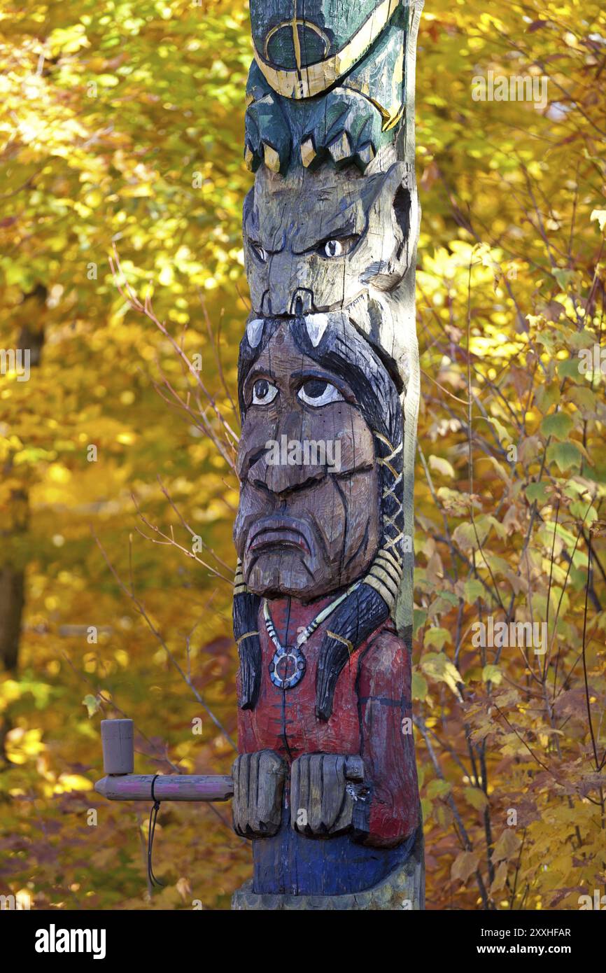 Wolf totem pole hi-res stock photography and images - Alamy