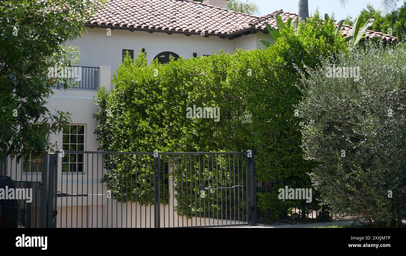 Toluca Lake, California, USA 23rd August 2024 Singer Justin Bieber and  Hailey Bieber Former $8 Million Dollar Home/house at 9928 Toluca Lake  Avenue on August 23, 2024 in Toluca Lake, California, USA., image size:1300x821
