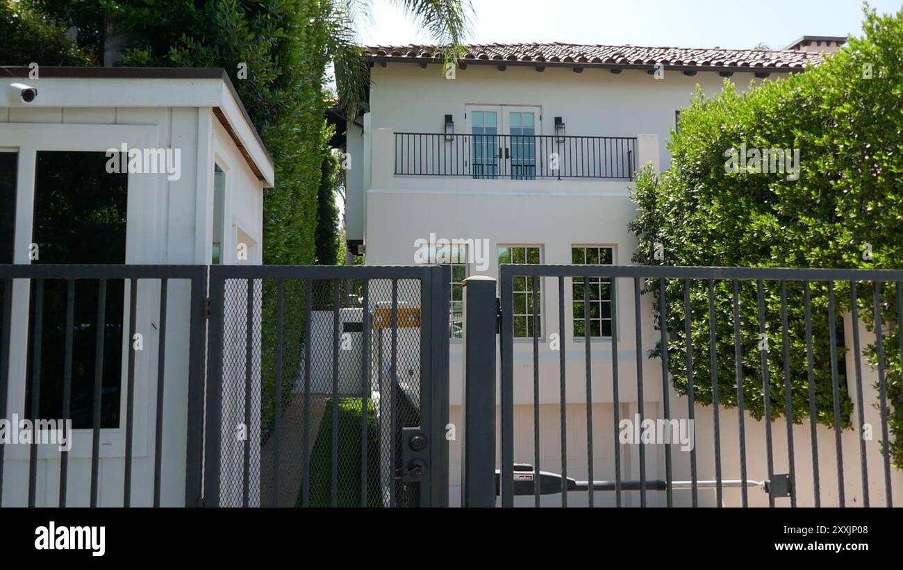 Toluca Lake, California, USA 23rd August 2024 Singer Justin Bieber and  Hailey Bieber Former $8 Million Dollar Home/house at 9928 Toluca Lake  Avenue on August 23, 2024 in Toluca Lake, California, USA., image size:1300x821