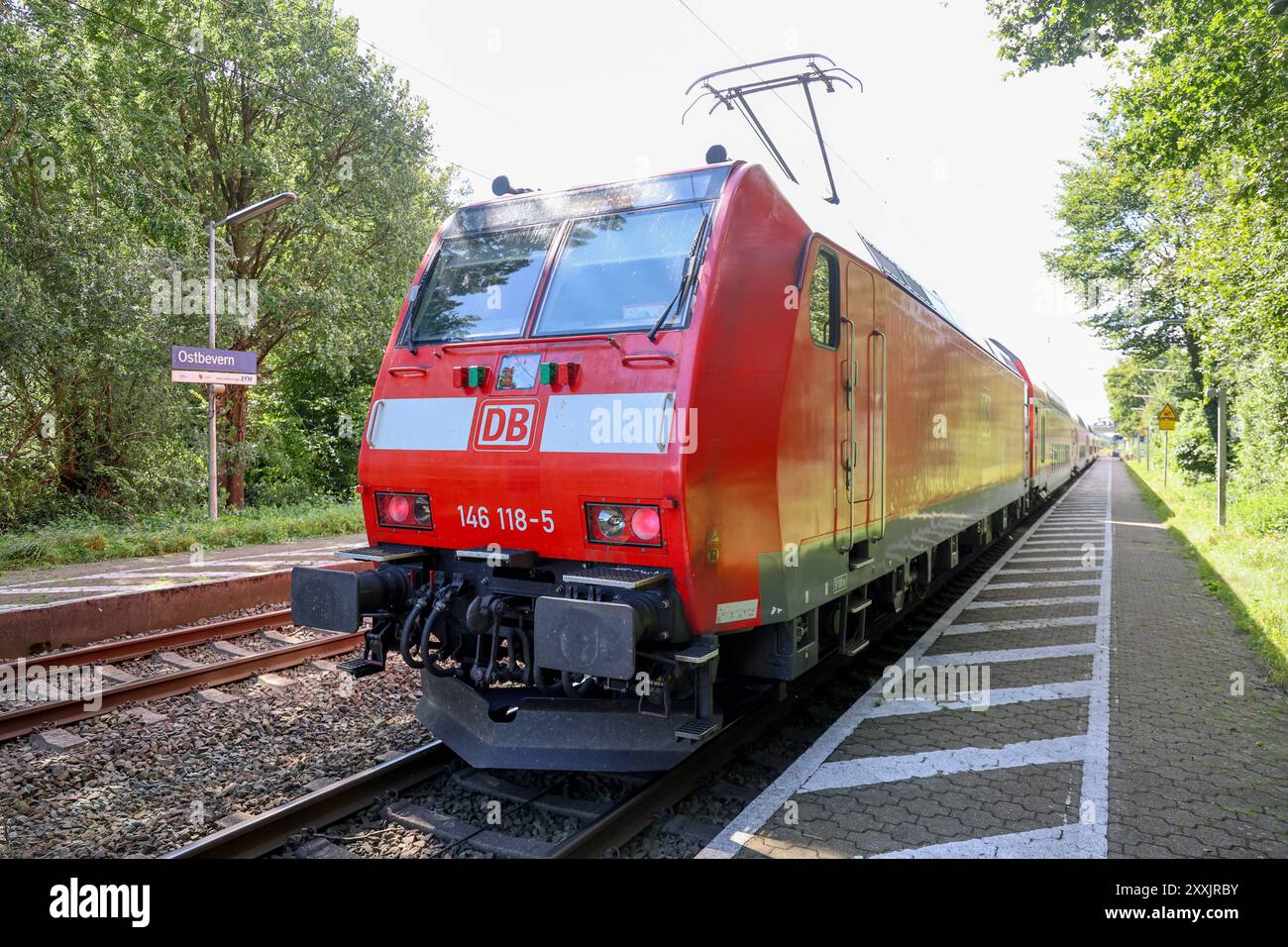 Eisenbahnverkehr an der Bahnstrecke Münster - Osnabrück. Bahnhof Ostbevern. Regionalexpress Zug der Deutschen Bahn RE2 Rhein-Haard-Express / Osnabrück HBD - Düsseldorf HBF. Ostbevern, Nordrhein-Westfalen, DEU, Deutschland, 23.08.2024 *** Railroad traffic on the Münster Osnabrück railroad line Ostbevern station Regional express train of Deutsche Bahn RE2 Rhein Haard Express Osnabrück HBD Düsseldorf HBF Ostbevern, North Rhine-Westphalia, DEU, Germany, 23 08 2024 Stock Photo