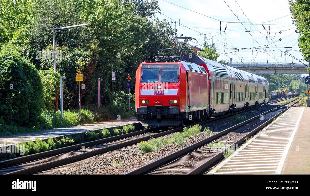 Eisenbahnverkehr an der Bahnstrecke Münster - Osnabrück. Bahnhof Ostbevern. Regionalexpress Zug der Deutschen Bahn RE2 Rhein-Haard-Express / Osnabrück HBD - Düsseldorf HBF. Ostbevern, Nordrhein-Westfalen, DEU, Deutschland, 23.08.2024 *** Railroad traffic on the Münster Osnabrück railroad line Ostbevern station Regional express train of Deutsche Bahn RE2 Rhein Haard Express Osnabrück HBD Düsseldorf HBF Ostbevern, North Rhine-Westphalia, DEU, Germany, 23 08 2024 Stock Photo