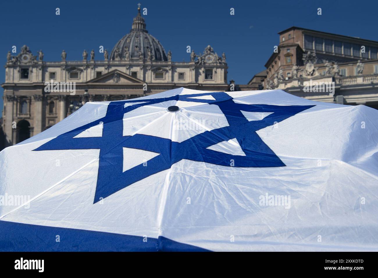 Pope Roma Flag Pope francis vatican flag hi-res stock photography and images - Alamy