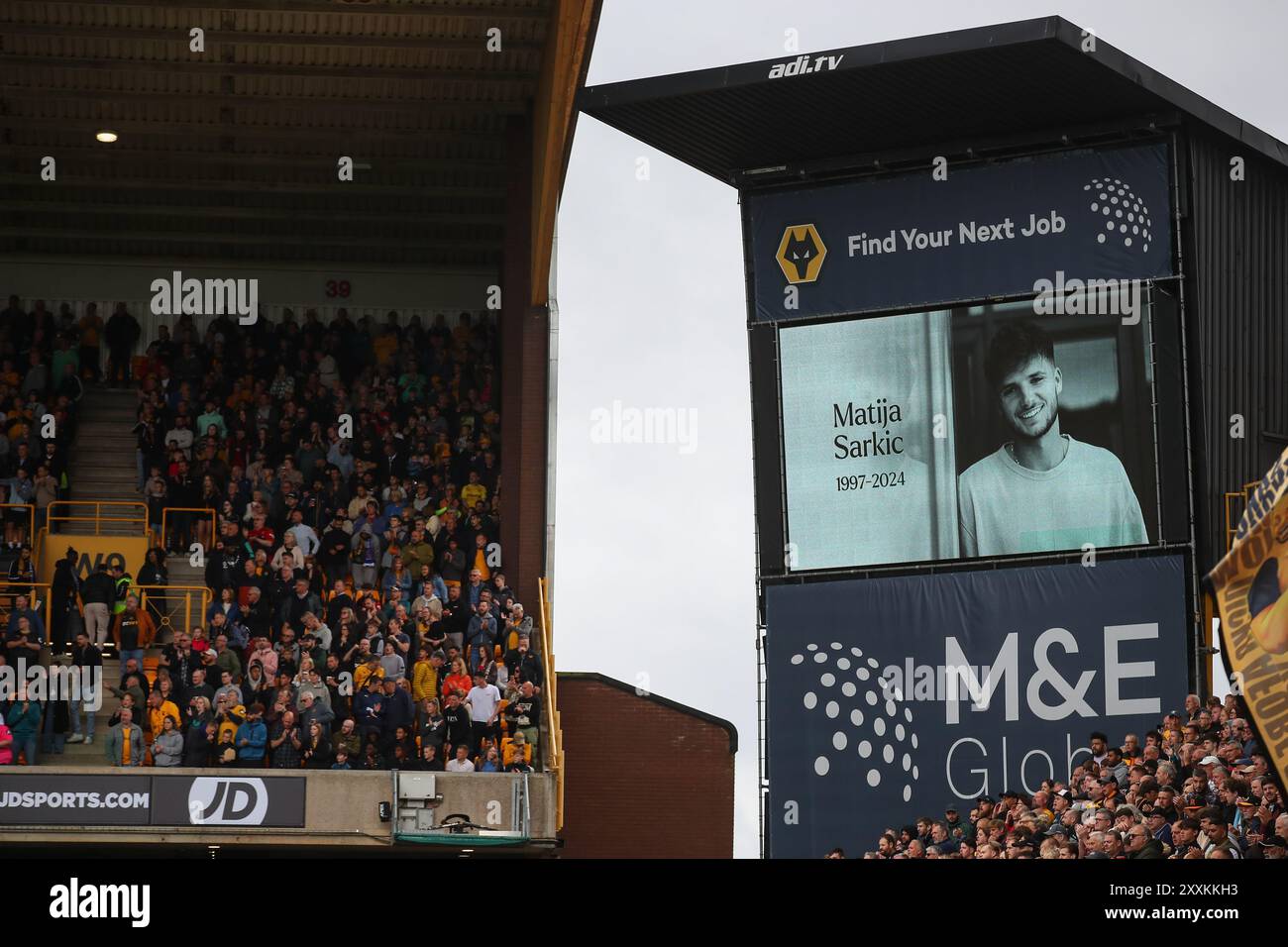 Wolverhampton, UK. 25th Aug, 2024. Fans and players hold a minutes silence for former playler Matija Sarkic during the Premier League match Wolverhampton Wanderers vs Chelsea at Molineux, Wolverhampton, United Kingdom, 25th August 2024 (Photo by Gareth Evans/News Images) in Wolverhampton, United Kingdom on 8/25/2024. (Photo by Gareth Evans/News Images/Sipa USA) Credit: Sipa USA/Alamy Live News Stock Photo