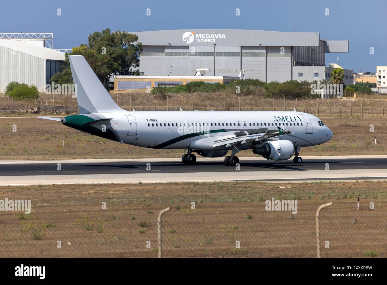 Arriving airliner gate hi-res stock photography and images - Alamy