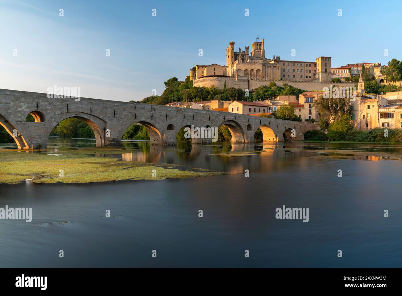 Cathedral de Saint-Nazaire de Béziers and the Pont Vieux Roman bridge ...