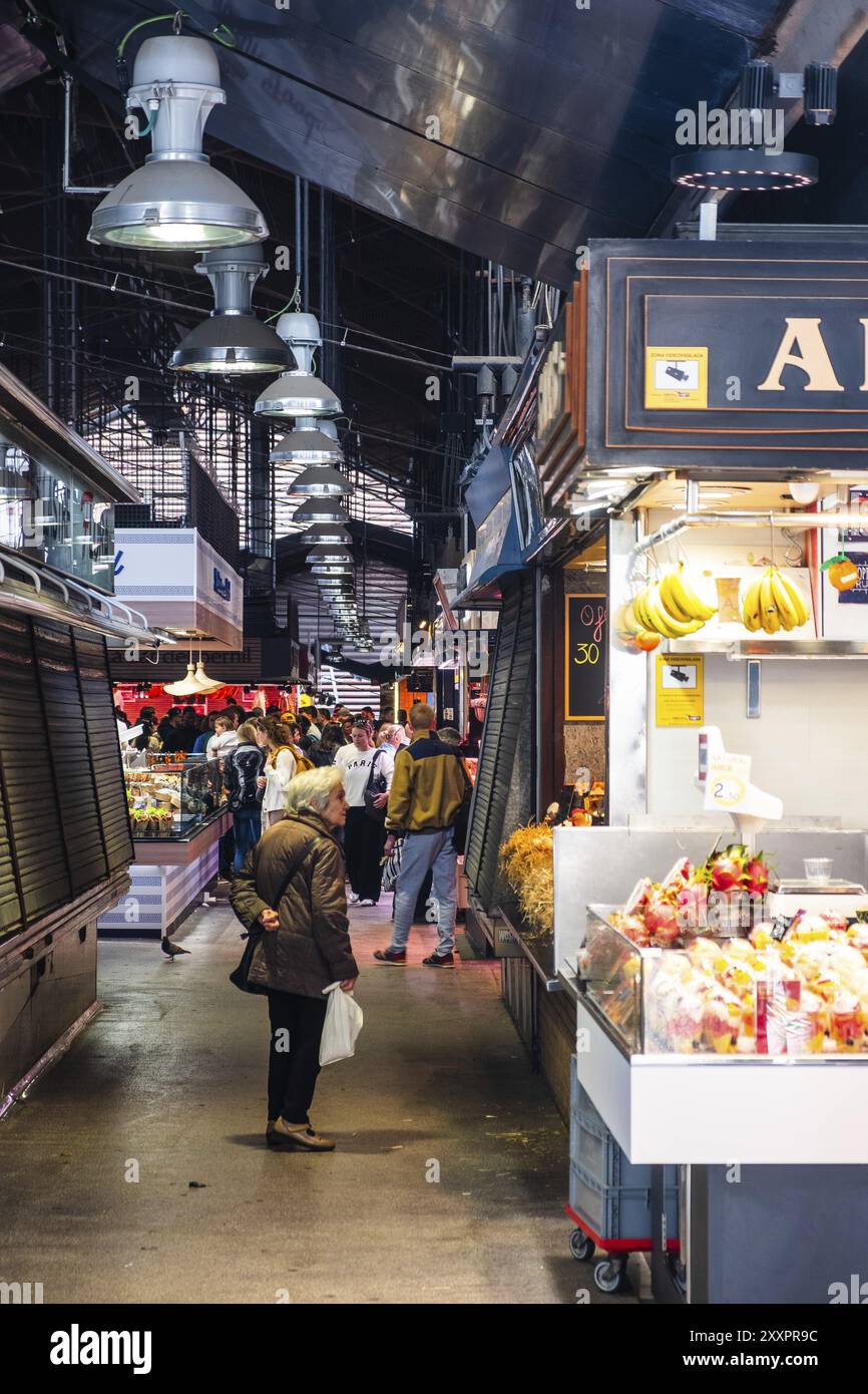 Editorial use onlyMarket stalls and visitors at La Boqueria market in Barcelona, Spain, Europe Stock Photo