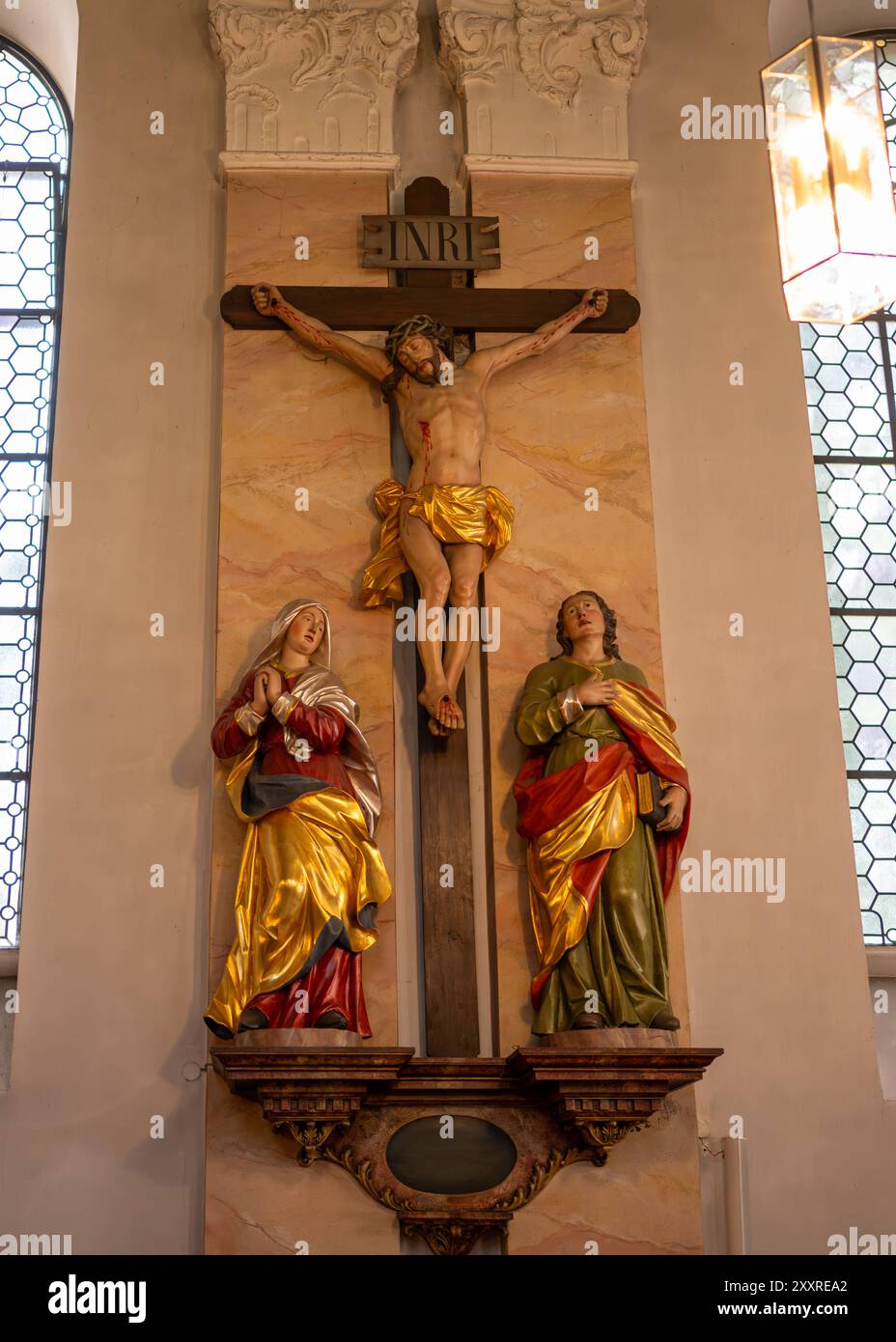 Kruzifix in einer historischen Kirche mit flankierenden Statuen , Deutschland, 24.08.2024, Ein kunstvolles Kruzifix mit Statuen von Maria und Johannes, die in einer historischen Kirche montiert sind. Die Szene zeigt die Kreuzigung Jesu in leuchtenden Farben und beeindruckender Detailtreue. *** Crucifix in a historic church with flanking statues , Germany, 24 08 2024, An artistic crucifix with statues of Mary and John mounted in a historic church The scene depicts the crucifixion of Jesus in vibrant colors and impressive detail Stock Photo