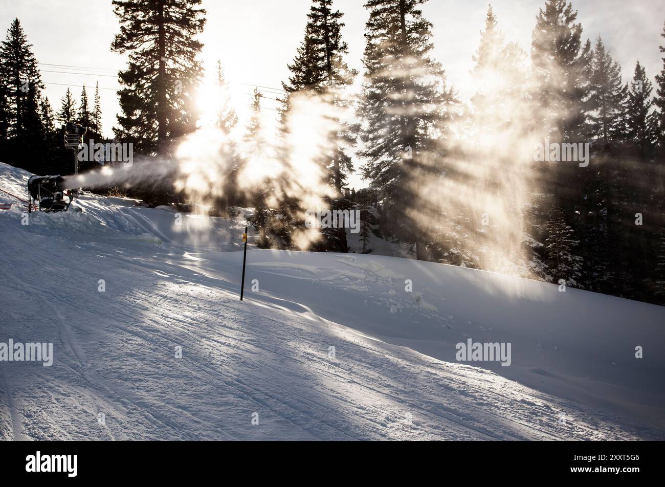 Horizontal blowing snow hi-res stock photography and images - Alamy