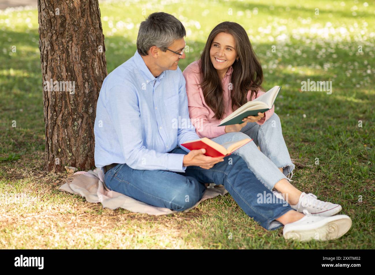 Couple reading under a tree hi-res stock photography and images - Alamy