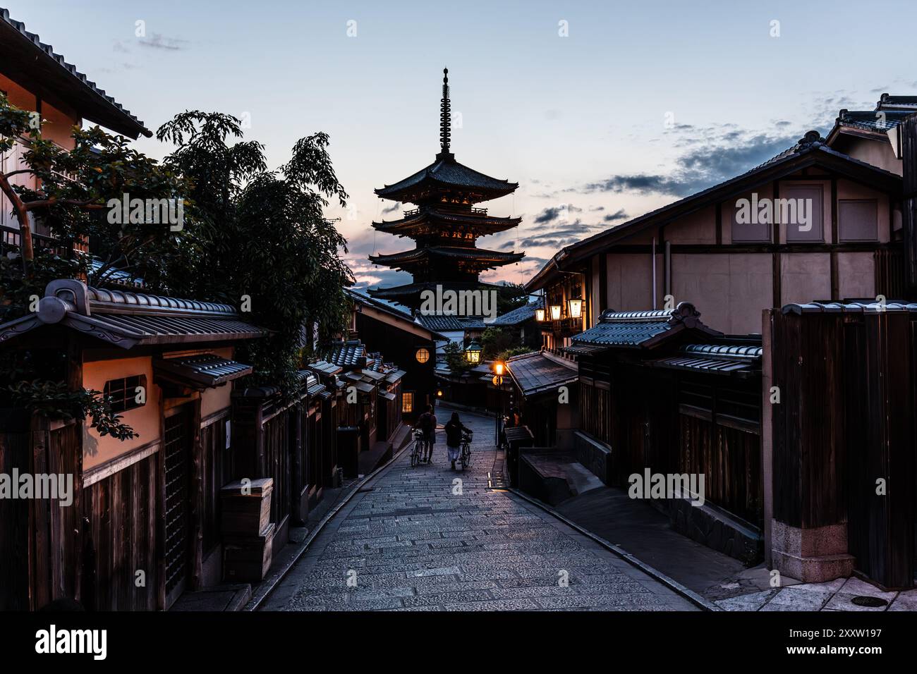 View yasaka pagoda night kyoto hi-res stock photography and images - Alamy