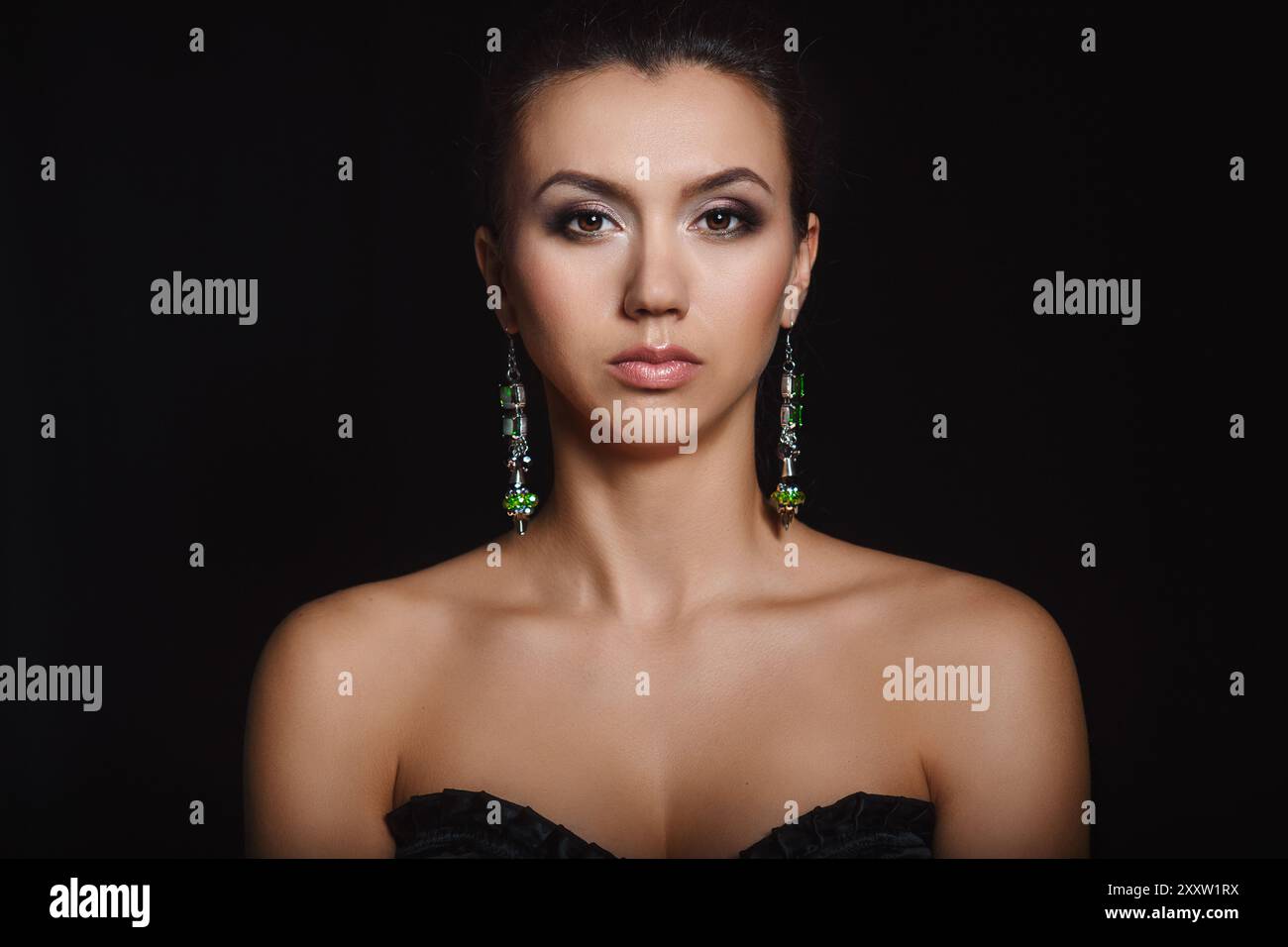 Brunette beauty portrait hi-res stock photography and images - Alamy