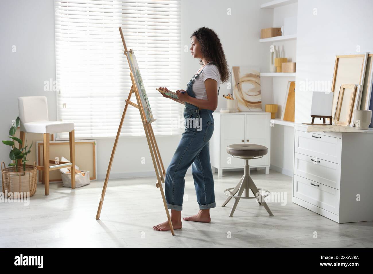 Girl painting on canvas in art class hi-res stock photography and ...
