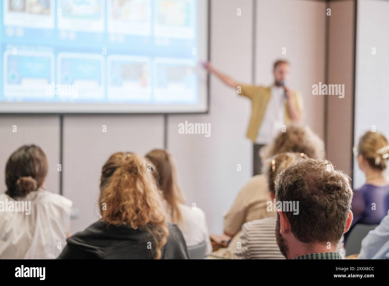 Open meeting room hi-res stock photography and images - Alamy