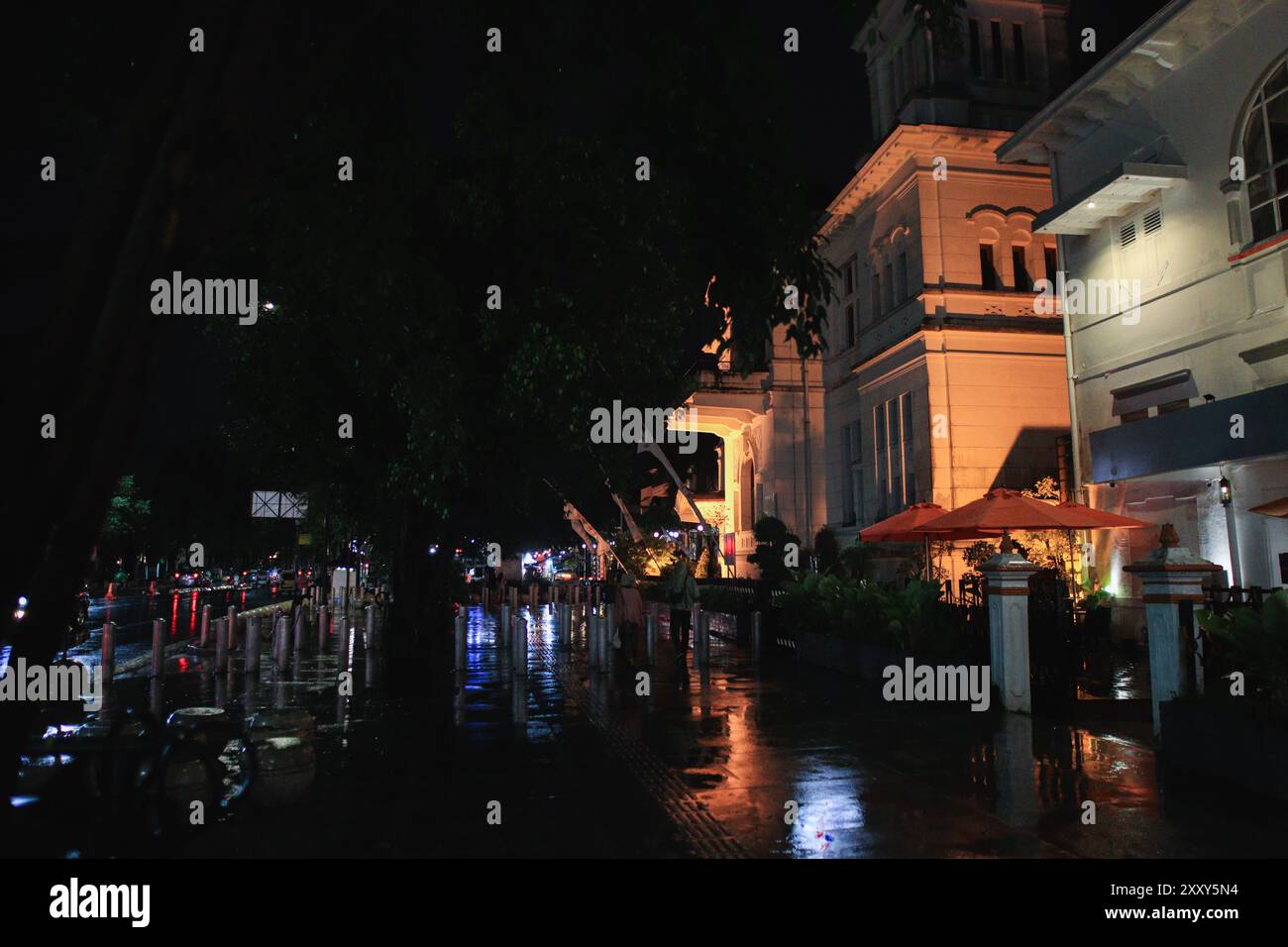 Old town street rainy night hi-res stock photography and images - Alamy