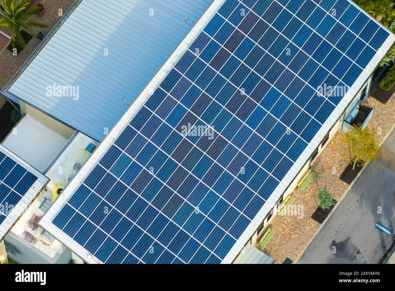 Florida office building with solar roof. Blue photovoltaic panels for ...