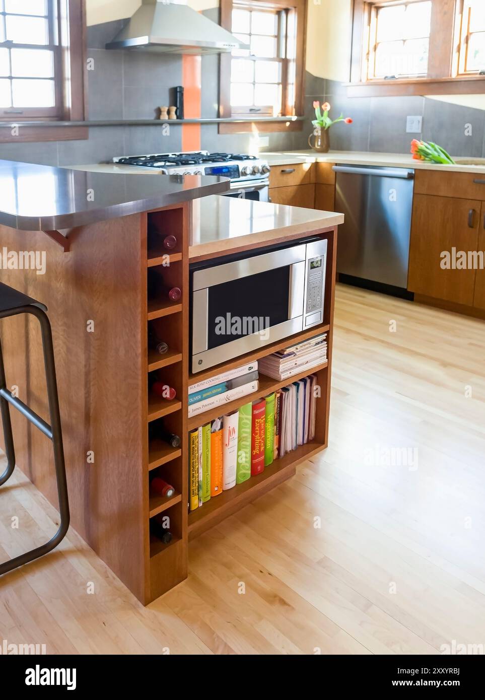 Below counter microwave shelf hi-res stock photography and images - Alamy