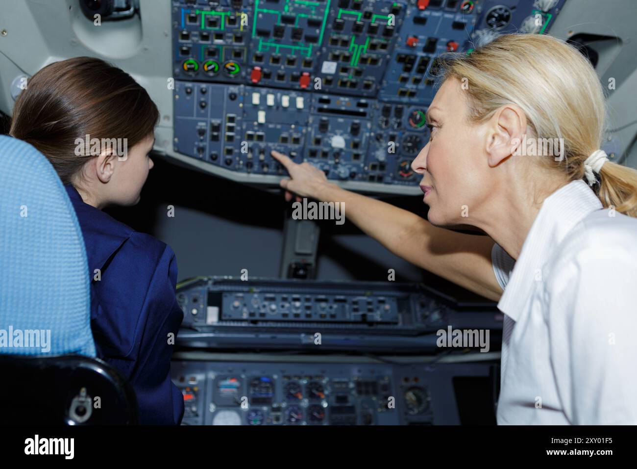 Female pilots hi-res stock photography and images - Alamy
