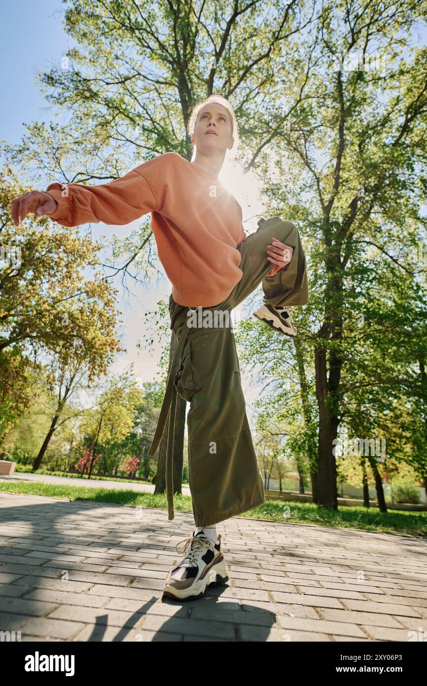 Green sunny park hi-res stock photography and images - Alamy