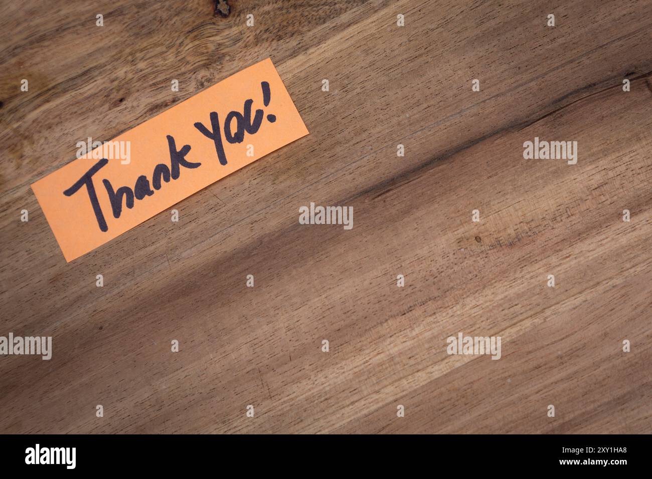 A hand written thank you note. The note is on a wooden table Stock ...
