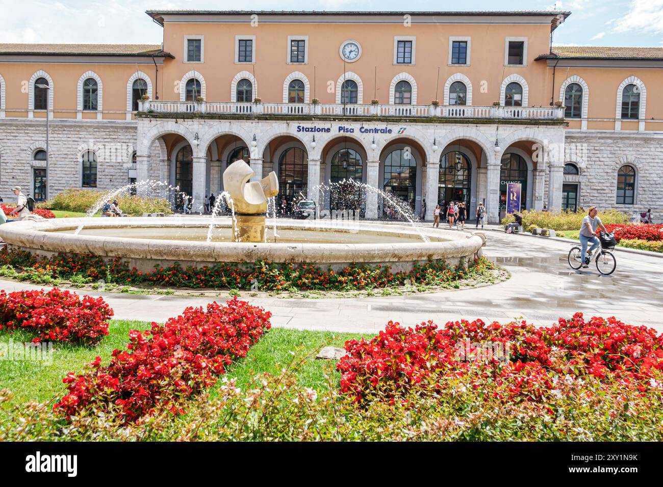 Pisa Italy,Piazza della Stazione,Pisa Centrale railway central train  station,public fountain,historical landmark,Fontana di Piazza della Stazione,bloo  Stock Photo - Alamy, image size:1300x956