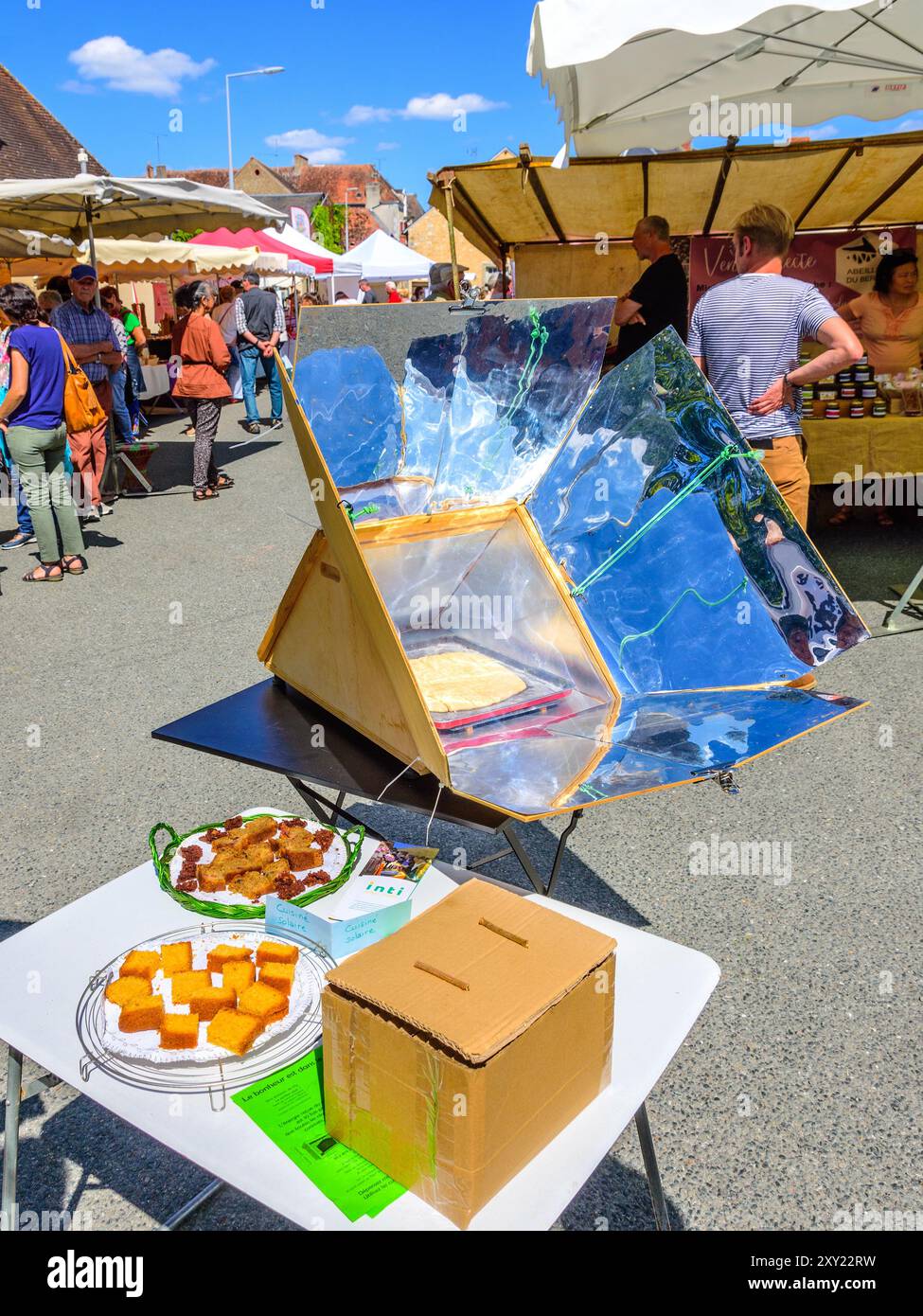 Solar powered oven using reflective mirror surfaces demonstraion at bio festival - Neuvy-Saint-Sépulchre, Indre-(36), France. Stock Photo
