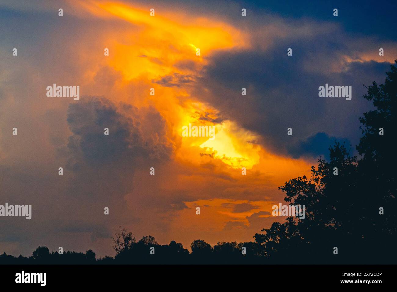 Cloudscape over horizon heaven hi-res stock photography and images - Alamy