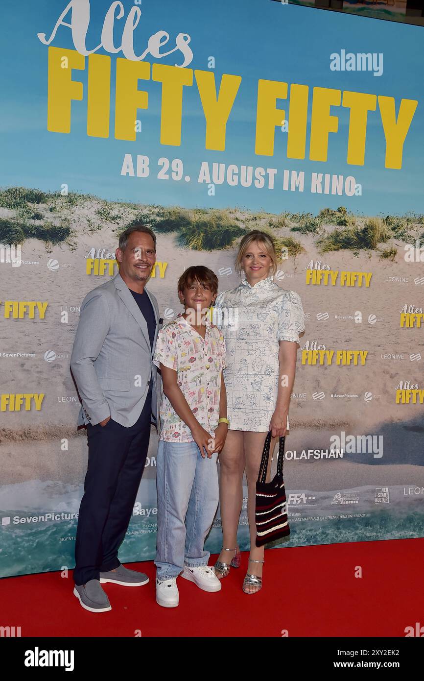 Premiere von ALLES FIFTY FIFTY in Berlin Moritz Bleibtreu, Laura Tonke, Valentin Thatenhorst, zur Berlin-Premiere von ALLES FIFTY FIFTY in Berlin, am 27.08.2024 *** Premiere of ALLES FIFTY FIFTY in Berlin Moritz Bleibtreu, Laura Tonke, Valentin Thatenhorst, for the Berlin premiere of ALLES FIFTY FIFTY in Berlin, on 27 08 2024 Photopress Mueller Stock Photo