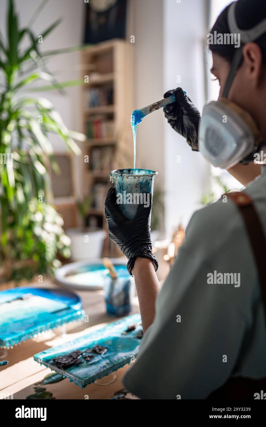 【絵画】仕事中 Working pouring hi-res stock photography and images - Alamy