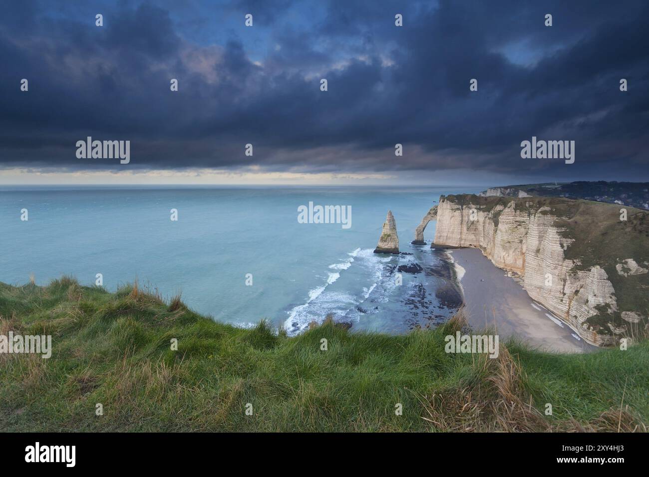 Cliffs etretat france hi-res stock photography and images - Alamy