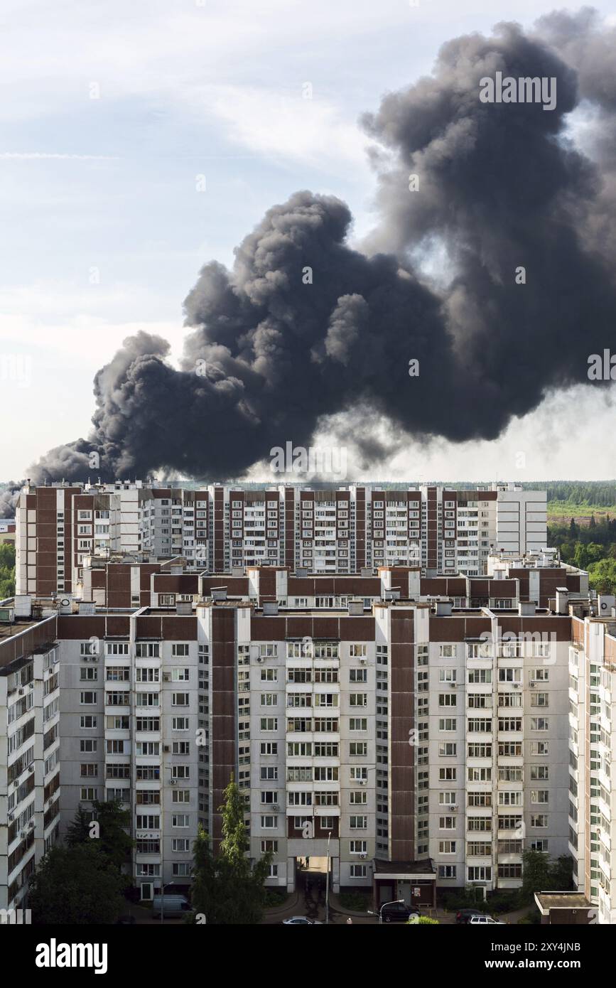 Black smoke from major fire hi-res stock photography and images - Alamy