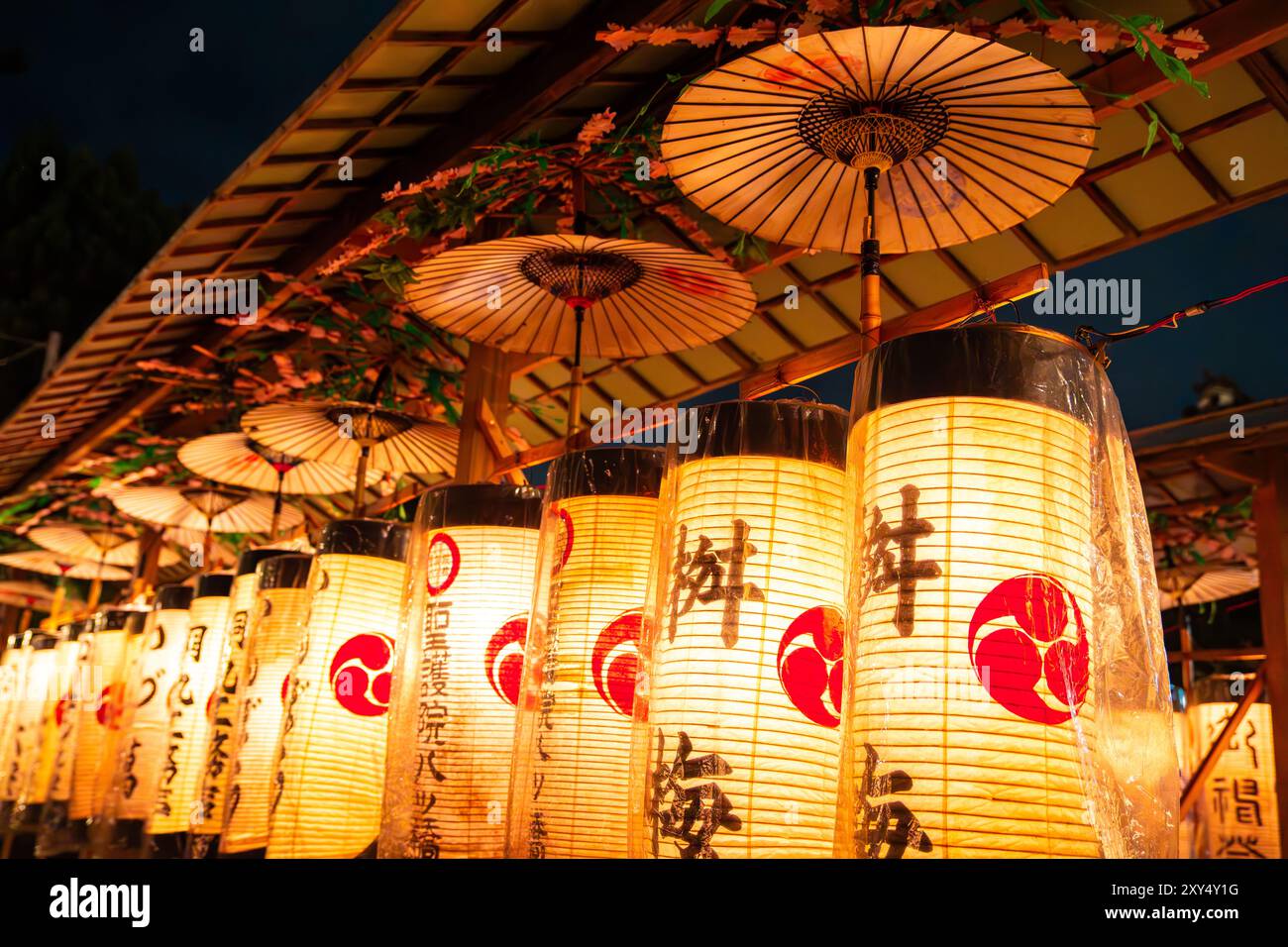 Yasaka jinja temple night in gion hi-res stock photography and images ...