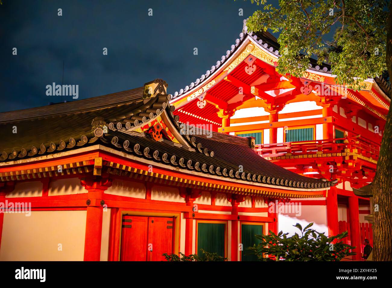 Yasaka jinja temple night in gion hi-res stock photography and images ...