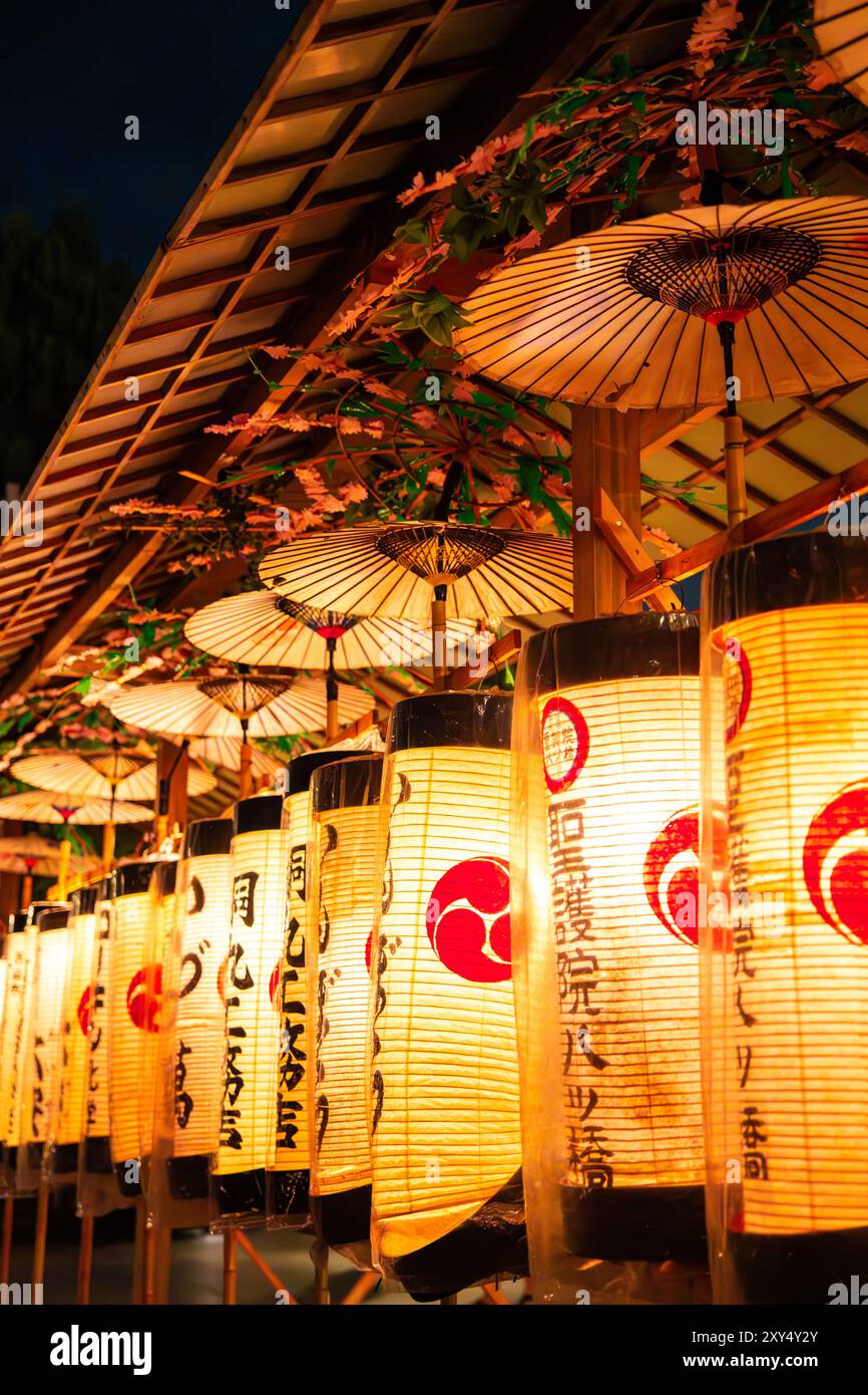Yasaka jinja temple night in gion hi-res stock photography and images ...