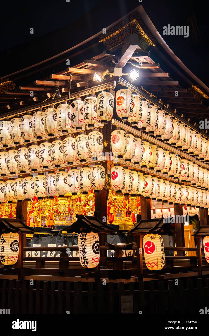 Yasaka jinja temple night in gion hi-res stock photography and images ...
