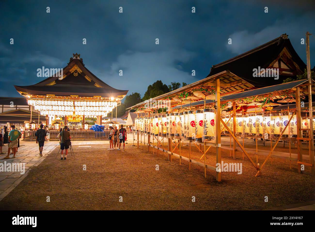 Yasaka jinja temple night in gion hi-res stock photography and images ...