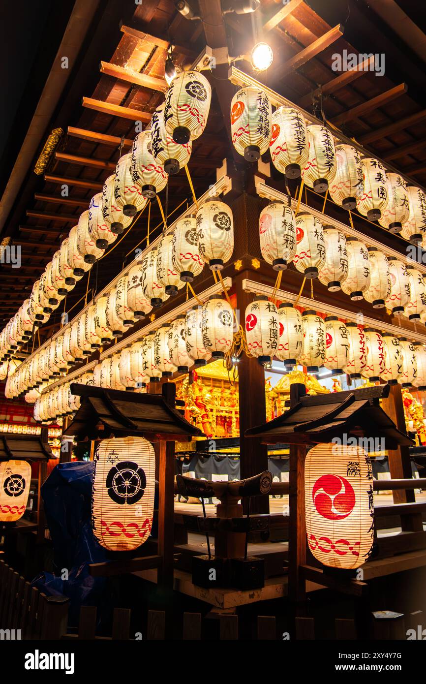 Yasaka jinja temple night in gion hi-res stock photography and images ...