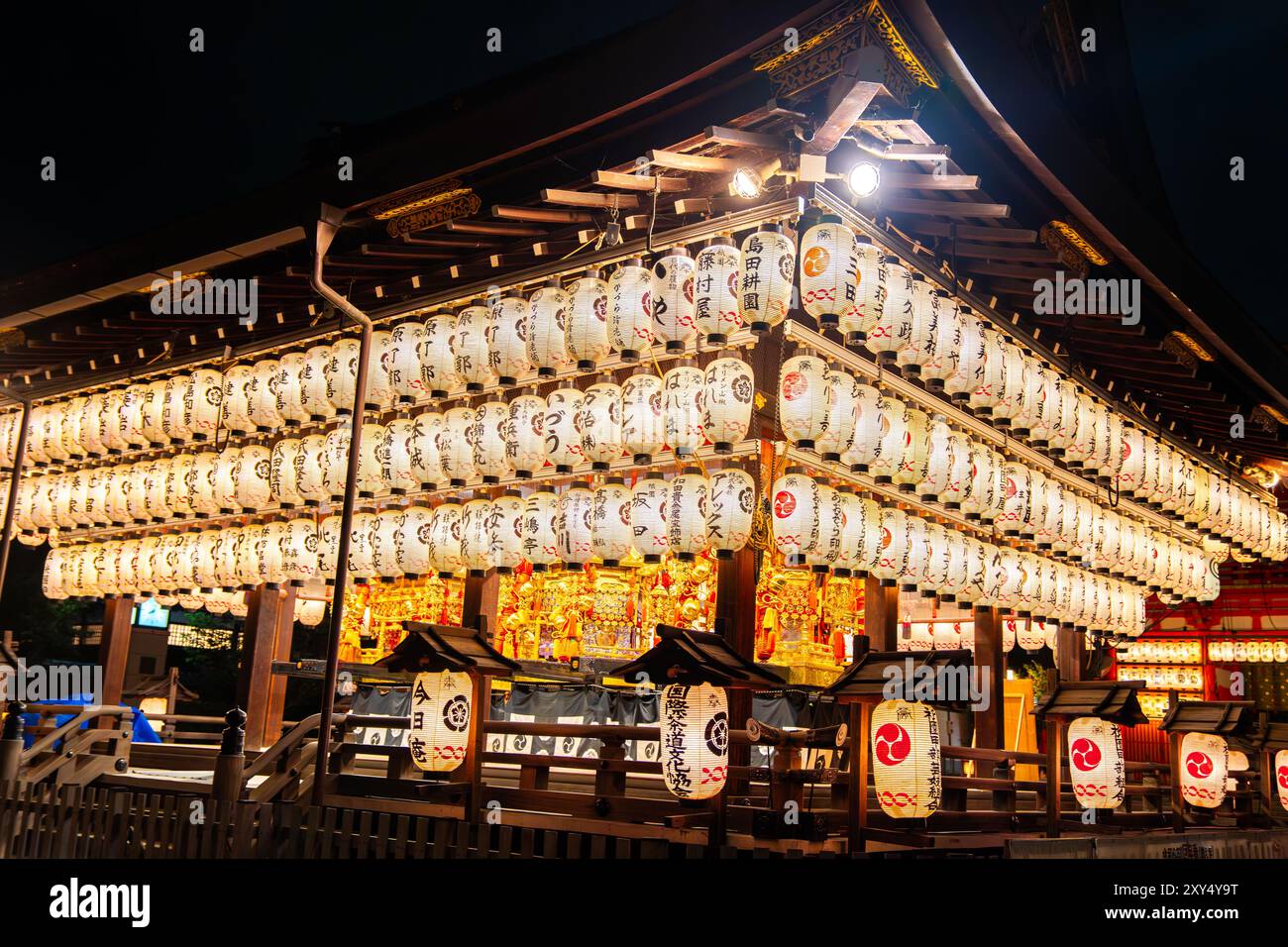 Yasaka jinja temple night in gion hi-res stock photography and images ...