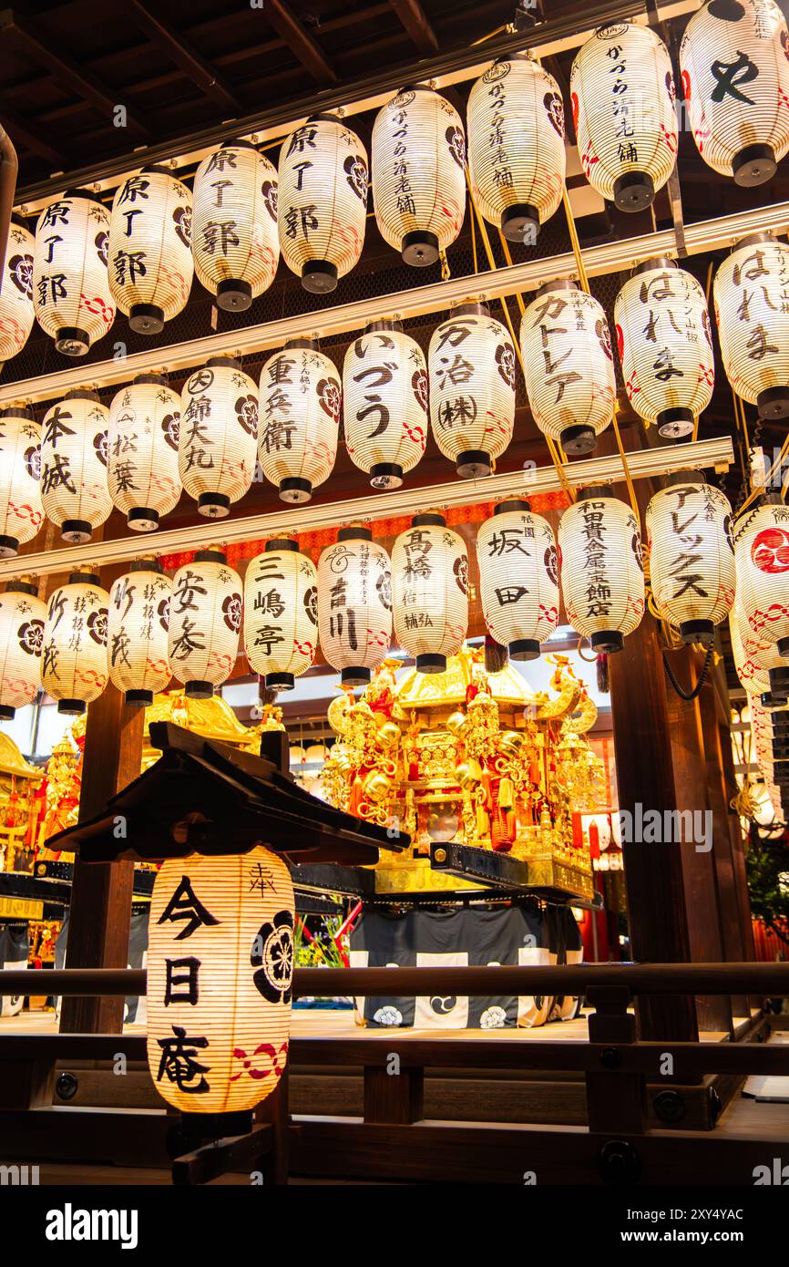 Yasaka jinja temple night in gion hi-res stock photography and images ...