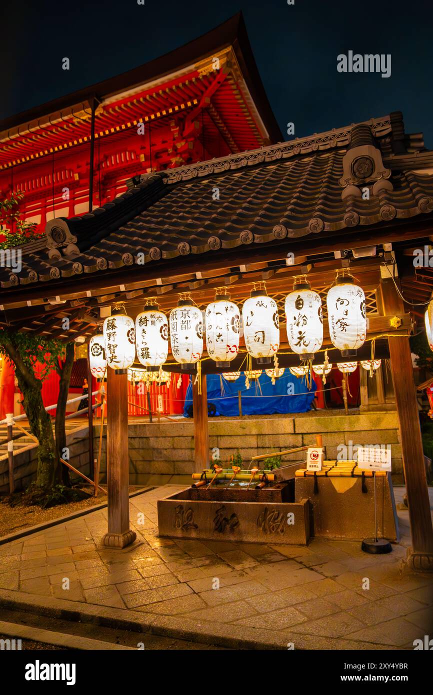 Yasaka jinja temple night in gion hi-res stock photography and images ...