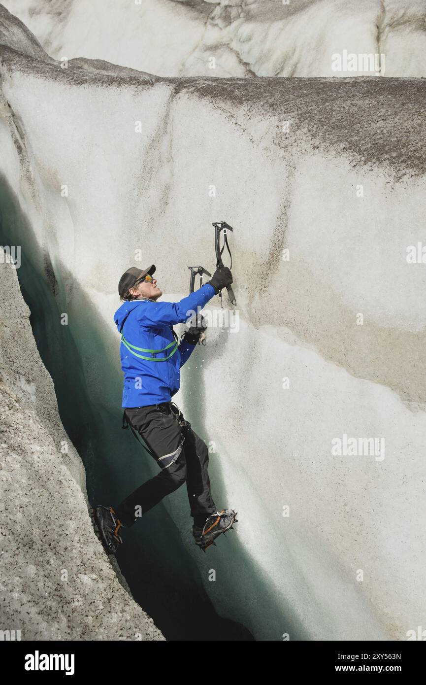 Ice axes and climbing rope hi-res stock photography and images - Alamy