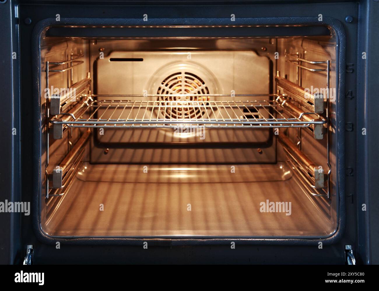 Open oven pan empty inside hi-res stock photography and images - Alamy