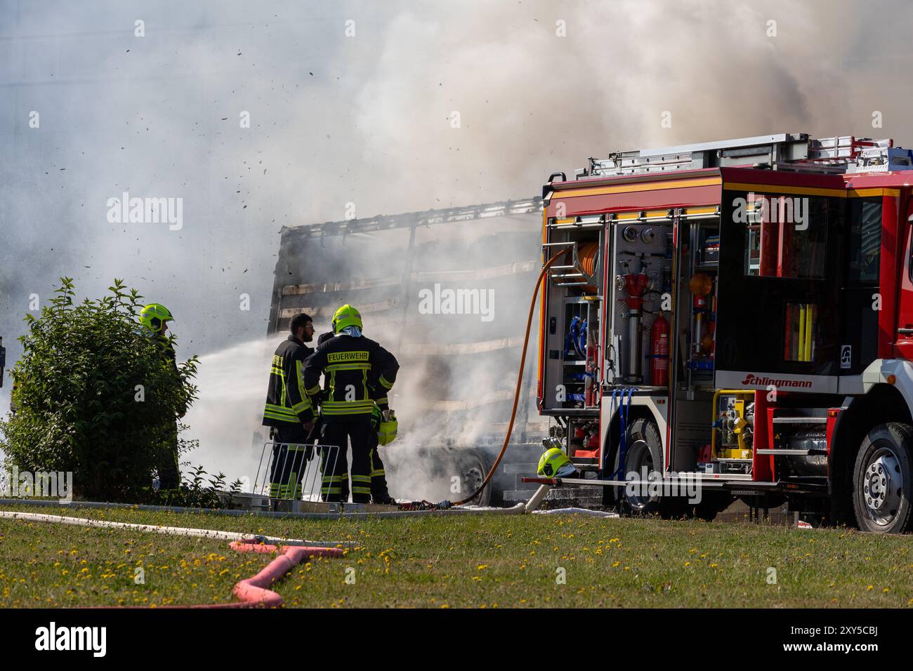 LKW steht in Flammen Stock Photo